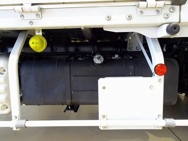 燃料タンク100L タイヤ止め1個 左シャシ中央工具箱 右シャシリア3連タイヤチェーンフック|日野 デュトロ 2PG-XZU722M(2WD)の写真45