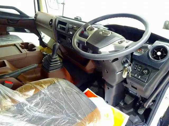 オートAC　PS　PW　SRS　ABS　集中ドアロック　左電格ミラー　エアサスシート/肘掛け　AM/FMラジオ　バックモニター　タコグラフ　アドブルー　フロア6MT　ターボ|日野 レンジャー 2PG-FD2ABG(2WD)の写真5