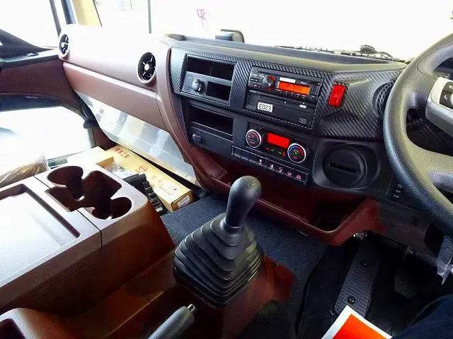 オートAC　PS　PW　SRS　ABS　集中ドアロック　左電格ミラー　エアサスシート/肘掛け　AM/FMラジオ　バックモニター　タコグラフ　アドブルー　フロア6MT　ターボ|日野 レンジャー 2PG-FD2ABG(2WD)の写真8