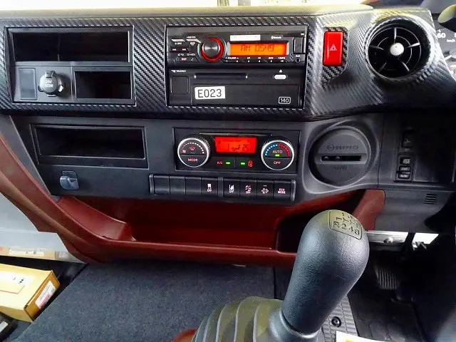 オートAC　PS　PW　SRS　ABS　集中ドアロック　左電格ミラー　エアサスシート/肘掛け　AM/FMラジオ　バックモニター　タコグラフ　アドブルー　フロア6MT　ターボ|日野 レンジャー 2PG-FD2ABG(2WD)の写真9