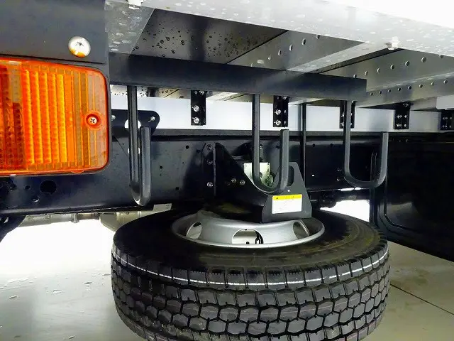 燃料タンク200L　タイヤ止め2個　右シャシリア工具箱　アルミ製サイドガード　左シャシフロント3連タイヤチェーンフック|日野 レンジャー 2PG-FD2ABG(2WD)の写真41