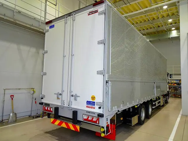 いすゞ ギガ 2PG-CYJ77D(8x4)の写真3