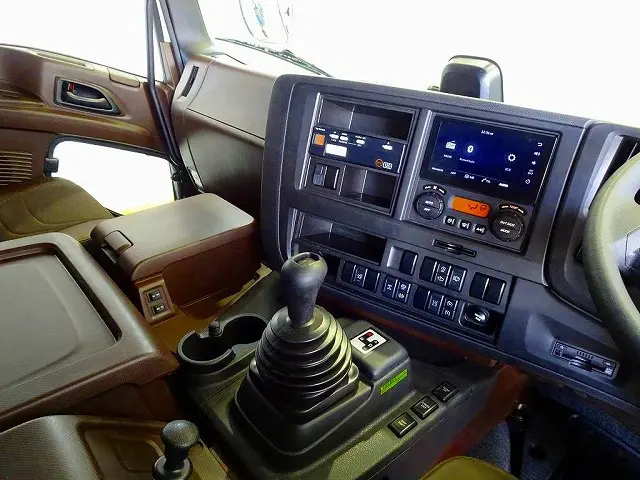 AAC PS PW SRS ABS キーフリー 左電格ミラー/ヒーター/ワイパー エアサスシート/肘掛け Bluetooth Audio ETC2.0 バックモニター タコグラフ フロアAT 2ペダル|いすゞ ギガ 2PG-CYJ77D(8x4)の写真8
