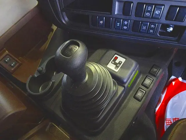 フロアAT 2ペダル|いすゞ ギガ 2PG-CYJ77D(8x4)の写真17