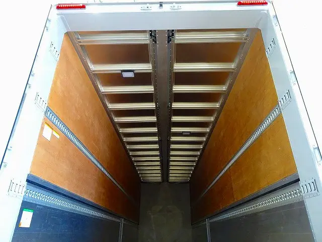 荷台内寸:967×241×266 センタースロットル付五方開 左右セイコーラック2対 落とし込みフック9対 ラッシングレール2段(68.5cm/150.5cm) 荷室LED灯4個|いすゞ ギガ 2PG-CYJ77D(8x4)の写真24