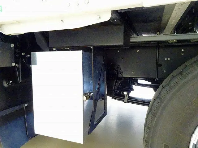 燃料タンク300L×2個 タイヤ止め2個 左シャシフロントステンレス工具箱 右シャシリアFRP工具箱 リアりん木入れ 左右リア4連タイヤチェーンフック|いすゞ ギガ 2PG-CYJ77D(8x4)の写真39