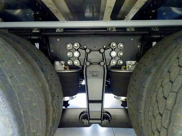シャーシは 錆止め/マフラー塗装 仕上げに力を入れています。|いすゞ ギガ 2PG-CYJ77D(8x4)の写真41