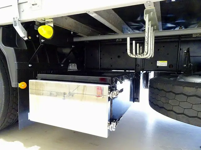 燃料タンク300L×2個 タイヤ止め2個 左シャシフロントステンレス工具箱 右シャシリアFRP工具箱 リアりん木入れ 左右リア4連タイヤチェーンフック|いすゞ ギガ 2PG-CYJ77D(8x4)の写真42