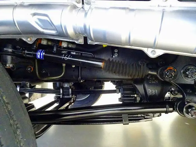 シャーシは 錆止め/マフラー塗装 仕上げに力を入れています。|いすゞ ギガ 2PG-CYJ77D(8x4)の写真46