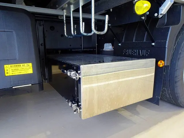 燃料タンク300L×2個 タイヤ止め2個 左シャシフロントステンレス工具箱 右シャシリアFRP工具箱 リアりん木入れ 左右リア4連タイヤチェーンフック|いすゞ ギガ 2PG-CYJ77D(8x4)の写真49