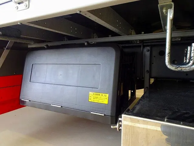 燃料タンク300L×2個 タイヤ止め2個 左シャシフロントステンレス工具箱 右シャシリアFRP工具箱 リアりん木入れ 左右リア4連タイヤチェーンフック|いすゞ ギガ 2PG-CYJ77D(8x4)の写真50