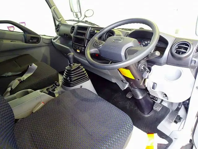 AC PS PW SRS ABS 集中ドアロック 左電格ミラー AM/FMラジオ ルームミラー式バックモニター ターボ 排気ブレーキ フロア6MT|日野 デュトロ 2KG-XZU722M(2WD)の写真5