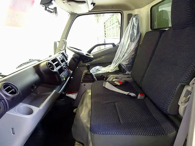 車線逸脱警報装置 衝突被害軽減ブレーキ 横滑り防止装置 アイドリングストップ フォグランプ トラクションコントロール 電動パーキングブレーキ フロントクリアランスソナー|日野 デュトロ 2KG-XZU722M(2WD)の写真8