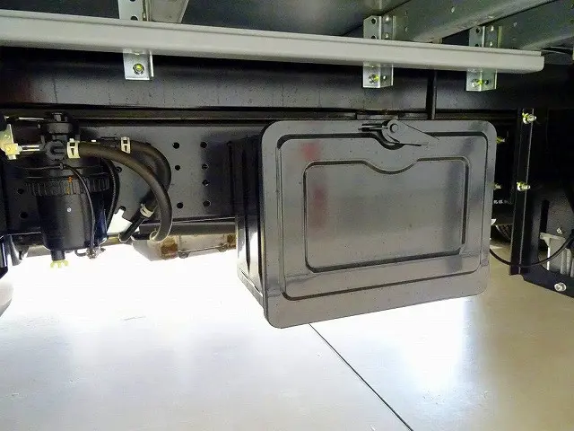 燃料タンク100L タイヤ止め2個 左シャシ中央工具箱|日野 デュトロ 2KG-XZU722M(2WD)の写真38