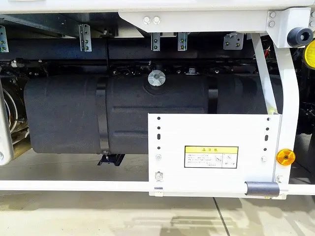 燃料タンク100L タイヤ止め2個 左シャシ中央工具箱|日野 デュトロ 2KG-XZU722M(2WD)の写真43