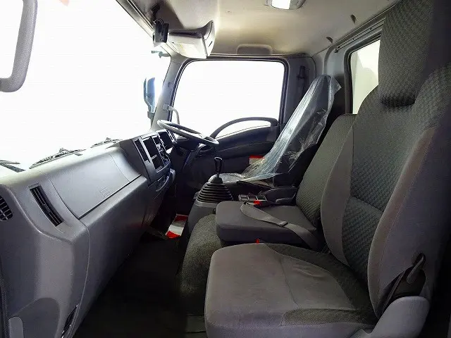 AC PS PW SRS ABS キーレス 左電格ミラー AM/FM ETC バックモニター ドラレコ ターボ 排気ブレーキ HSA アイドリングストップ フォグランプ 室内蛍光灯 消火器1個|いすゞ フォワード TKG-FRR90S2(2WD)の写真8