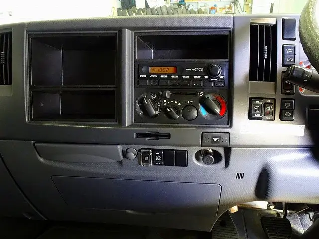 AC PS PW SRS ABS キーレス 左電格ミラー AM/FM ETC バックモニター ドラレコ ターボ 排気ブレーキ HSA アイドリングストップ フォグランプ 室内蛍光灯 消火器1個|いすゞ フォワード TKG-FRR90S2(2WD)の写真10