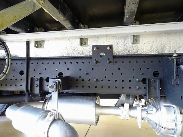 シャーシは 錆止め/マフラー塗装 仕上げに力を入れています。|いすゞ フォワード TKG-FRR90S2(2WD)の写真45