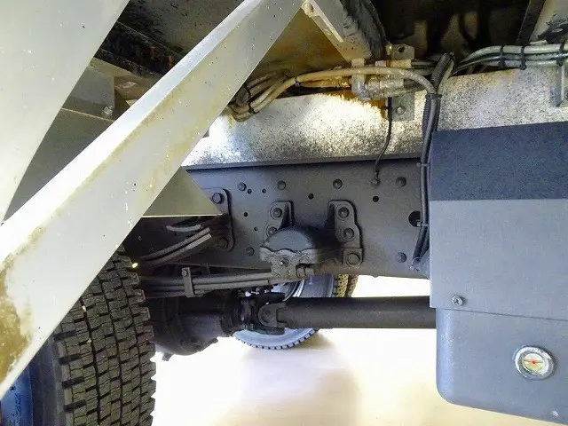 シャーシは 錆止め/マフラー塗装 仕上げに力を入れています。|いすゞ フォワード TKG-FRR90S2(2WD)の写真46