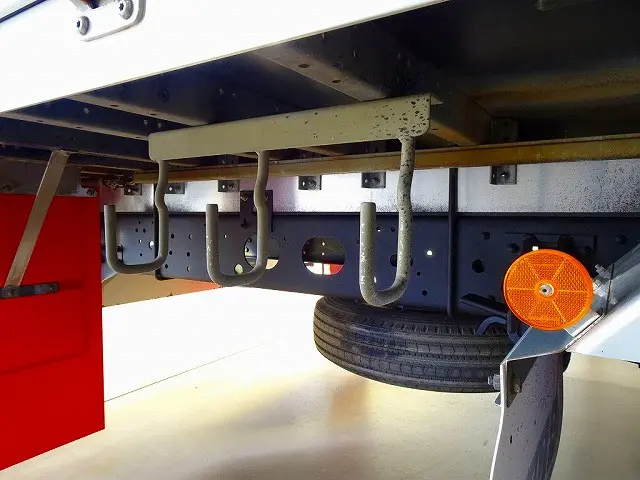 燃料タンク200L タイヤ止め2個 アルミ製リアフェンダー/サイドガード 左右シャシリア3連タイヤチェーンフック 左シャシフロント工具箱|いすゞ フォワード TKG-FRR90S2(2WD)の写真47