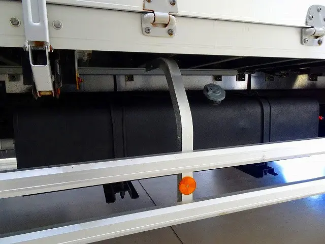 燃料タンク200L タイヤ止め2個 アルミ製リアフェンダー/サイドガード 左右シャシリア3連タイヤチェーンフック 左シャシフロント工具箱|いすゞ フォワード TKG-FRR90S2(2WD)の写真38