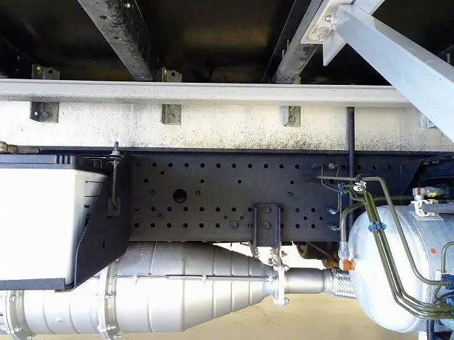 シャーシは 錆止め/マフラー塗装 仕上げに力を入れています。|いすゞ フォワード TKG-FRR90S2(2WD)の写真44