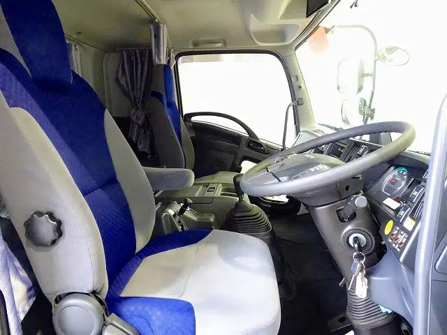 デジタコ　アドブルー　ターボ　排気ブレーキ　クルーズコントロール　HSA　車線逸脱警報装置　PCB　フォグランプ　ASR　室内蛍光灯/カーテン|いすゞ フォワード 2RG-FTR90V2(2WD)の写真6