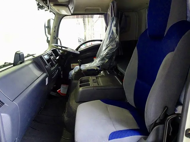 デジタコ　アドブルー　ターボ　排気ブレーキ　クルーズコントロール　HSA　車線逸脱警報装置　PCB　フォグランプ　ASR　室内蛍光灯/カーテン|いすゞ フォワード 2RG-FTR90V2(2WD)の写真8