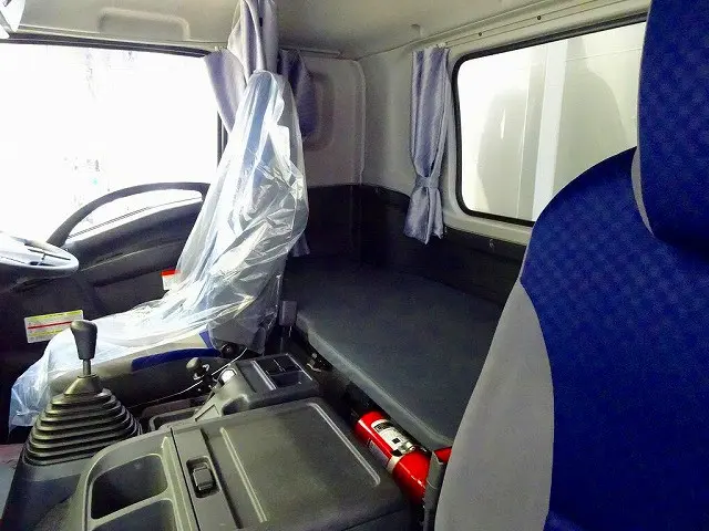 2人乗りベッド付　室内蛍光灯/カーテン　消火器1個　純正エアディフレクター|いすゞ フォワード 2RG-FTR90V2(2WD)の写真9