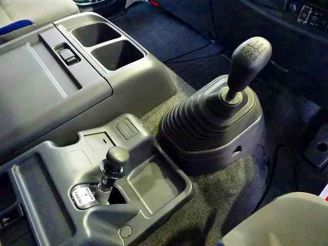 フロア6MT|いすゞ フォワード 2RG-FTR90V2(2WD)の写真19