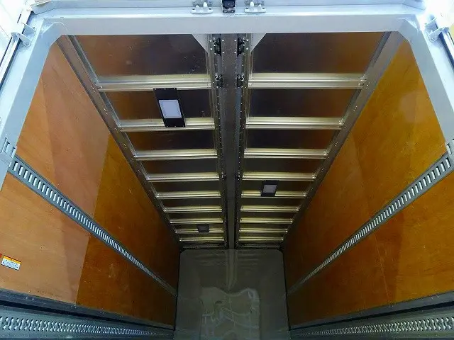 荷台内寸：622×241×240　日本フルハーフ/DMW　リア観音扉　左右セイコーラック　床フック5対　ラッシングレール2段(60cm/140cm)/ベルト2個　荷室LED灯3個|いすゞ フォワード 2RG-FTR90V2(2WD)の写真27