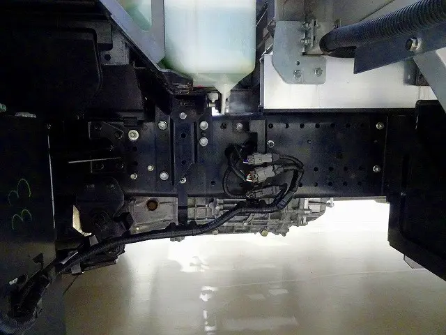 シャーシは 錆止め/マフラー塗装 仕上げに力を入れています。|いすゞ フォワード 2RG-FTR90V2(2WD)の写真41