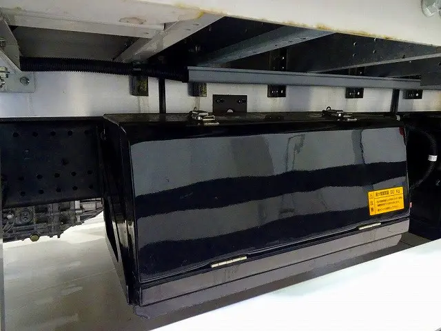 燃料タンク200L　タイヤ止め2個　左シャシフロント工具箱　左右シャシリア3連タイヤチェーンフック　ステンレス製リアフェンダー　アルミ製サイドガード|いすゞ フォワード 2RG-FTR90V2(2WD)の写真42