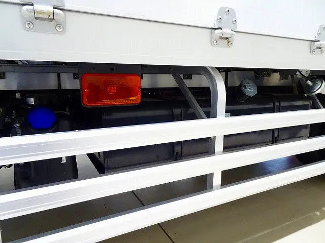 アドブルー　燃料タンク200L　ステンレス製リアフェンダー　アルミ製サイドガード|いすゞ フォワード 2RG-FTR90V2(2WD)の写真43