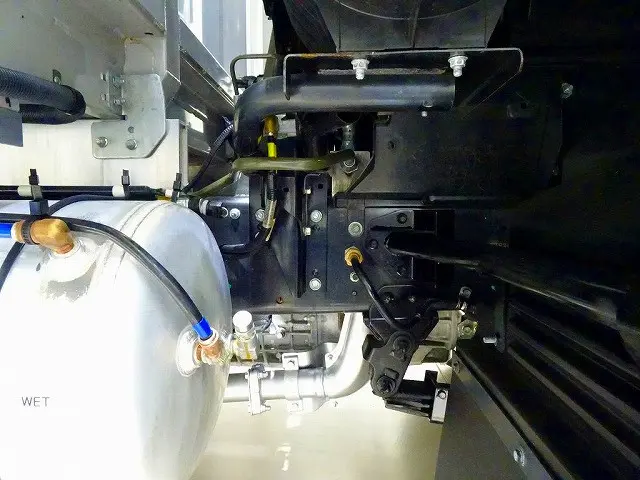 シャーシは 錆止め/マフラー塗装 仕上げに力を入れています。|いすゞ フォワード 2RG-FTR90V2(2WD)の写真47