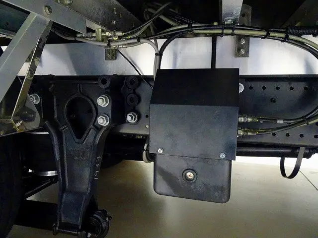 シャーシは 錆止め/マフラー塗装 仕上げに力を入れています。|いすゞ フォワード 2RG-FTR90V2(2WD)の写真48