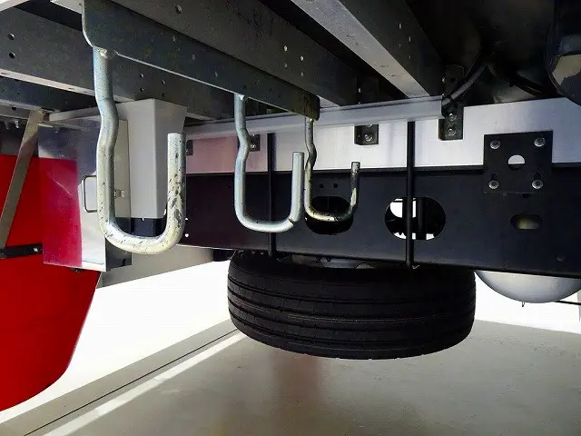 燃料タンク200L　タイヤ止め2個　左シャシフロント工具箱　左右シャシリア3連タイヤチェーンフック　ステンレス製リアフェンダー　アルミ製サイドガード|いすゞ フォワード 2RG-FTR90V2(2WD)の写真49