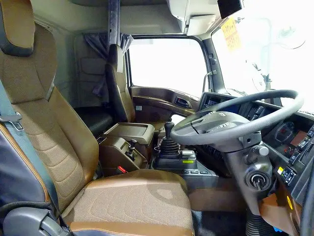 タコグラフ　アドブルー　排気ブレーキ　デフロック　クルーズコントロール　車線逸脱警報装置　PCB　アイドリングストップ　フォグランプ　ASR　レーンキープアシスト|いすゞ ギガ 2PG-CYY77DU(6x4)の写真6