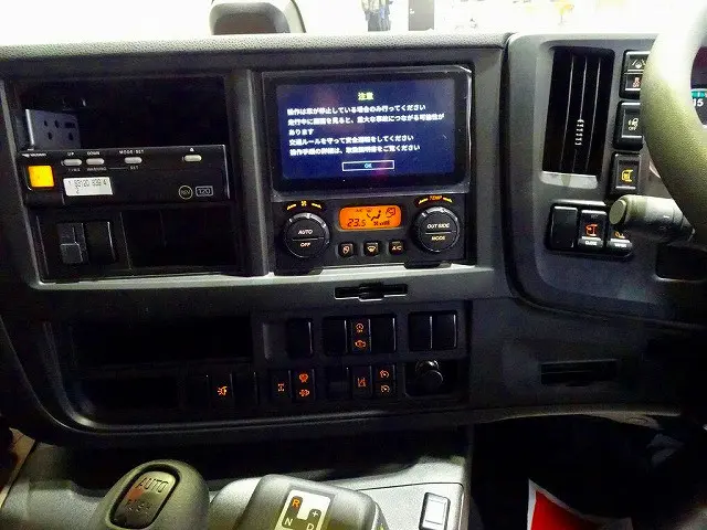 AAC　PS　PW　SRS　ABS　キーフリー　左右電格ミラー/ヒーター/ワイパー　エアサスシート/肘掛け/シートヒーター/クーラー　Bluetooth Audio　バックモニター　フロアAT2ペダル|いすゞ ギガ 2PG-CYY77DU(6x4)の写真9