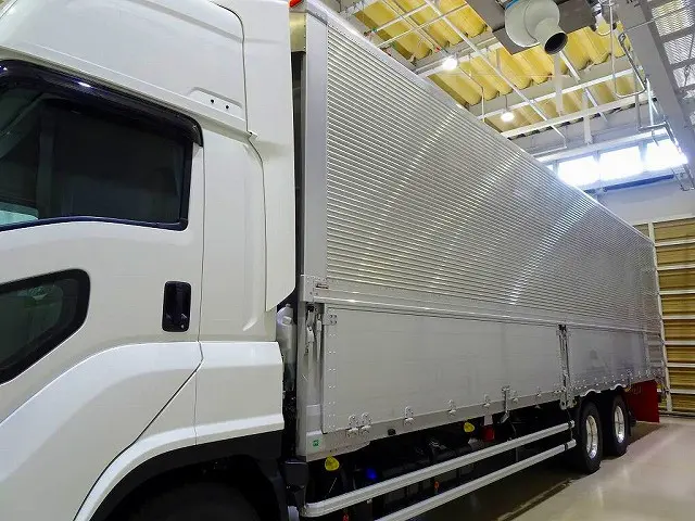 荷台内寸：967×241×261　日本フルハーフ/DKV　リア観音扉　センタースロットル付五方開　左右セイコーラック2対　床フック9対　ラッシングレール2段(68cm/150cm)　荷室LED灯4個|いすゞ ギガ 2PG-CYY77DU(6x4)の写真26