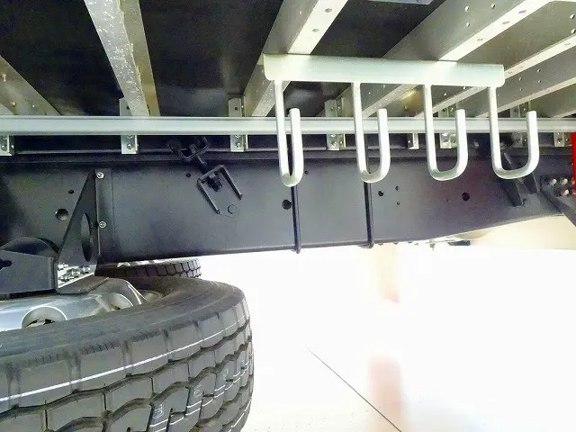 燃料タンク300L　左右シャシリア4連タイヤチェーンフック　右シャシ中央工具箱　アルミホイール|いすゞ ギガ 2PG-CYY77DU(6x4)の写真40