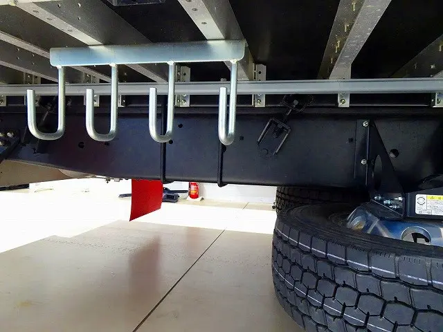 燃料タンク300L　左右シャシリア4連タイヤチェーンフック　右シャシ中央工具箱　アルミホイール|いすゞ ギガ 2PG-CYY77DU(6x4)の写真47