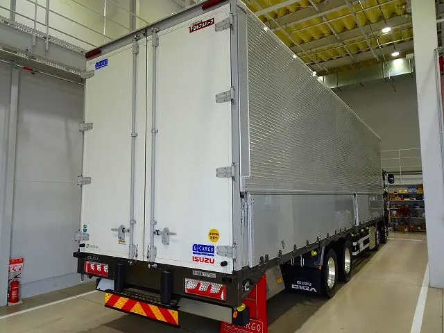 いすゞ ギガ 2PG-CYJ77C(8x4)の写真3