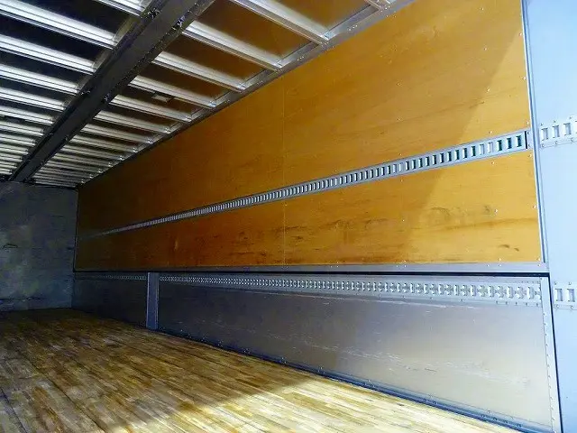 荷台内寸:967×240×265 リア観音扉 センタースロットル付五方開 左右セイコーラック2対 落とし込みフック9対 ラッシングレール2段(69cm/150cm) 荷室LED灯4個|いすゞ ギガ 2PG-CYJ77C(8x4)の写真25