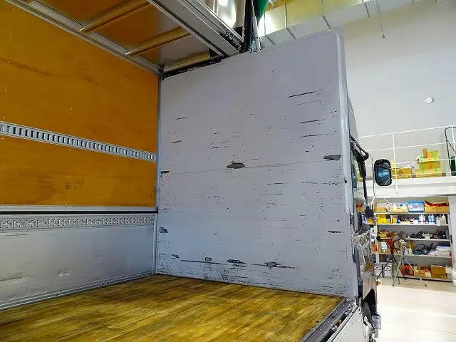 荷台内寸:967×240×265 リア観音扉 センタースロットル付五方開 左右セイコーラック2対 落とし込みフック9対 ラッシングレール2段(69cm/150cm) 荷室LED灯4個|いすゞ ギガ 2PG-CYJ77C(8x4)の写真30