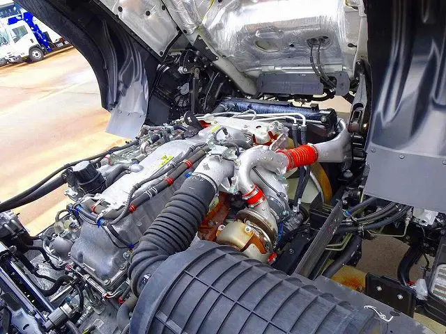 エンジンルーム|いすゞ ギガ 2PG-CYJ77C(8x4)の写真36