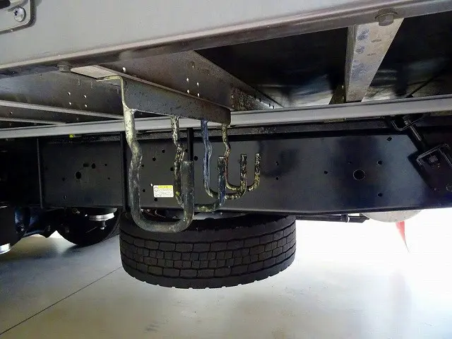 燃料タンク300L×2個 左右シャシタイヤチェーンフック 右シャシステンレス製工具箱|いすゞ ギガ 2PG-CYJ77C(8x4)の写真41