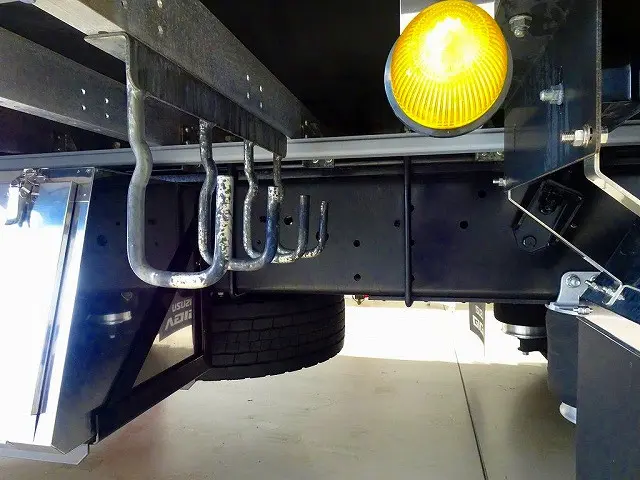 燃料タンク300L×2個 左右シャシタイヤチェーンフック 右シャシステンレス製工具箱|いすゞ ギガ 2PG-CYJ77C(8x4)の写真47