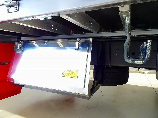 燃料タンク300L×2個 左右シャシタイヤチェーンフック 右シャシステンレス製工具箱|いすゞ ギガ 2PG-CYJ77C(8x4)の写真48