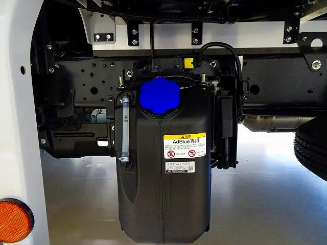 アドブルー 燃料タンク200L タイヤ止め2個 右シャシリア工具箱 左シャシリア3連タイヤチェーンフック|日野 デュトロ 2PG-FD2ABG(2WD)の写真39